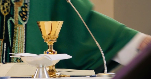 Papież: zbyt wielu kapłanów żyje w osamotnieniu