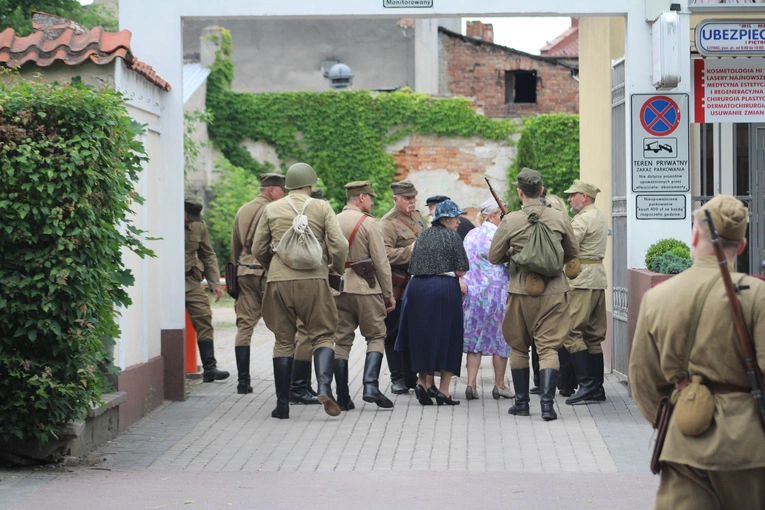 Pełna realizmu rekonstrukcja historyczna odbyła się w tych samych miejscach, co historia z czerwca 1945 r.