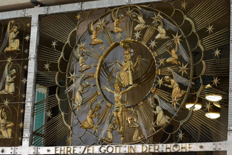 Złota krata w kościele Świętej Rodziny w Branicach