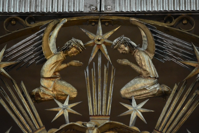 Złota krata w kościele Świętej Rodziny w Branicach