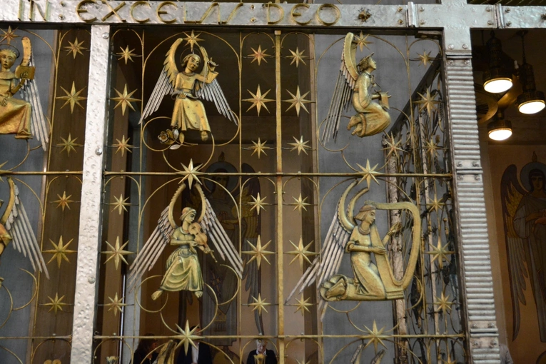 Złota krata w kościele Świętej Rodziny w Branicach