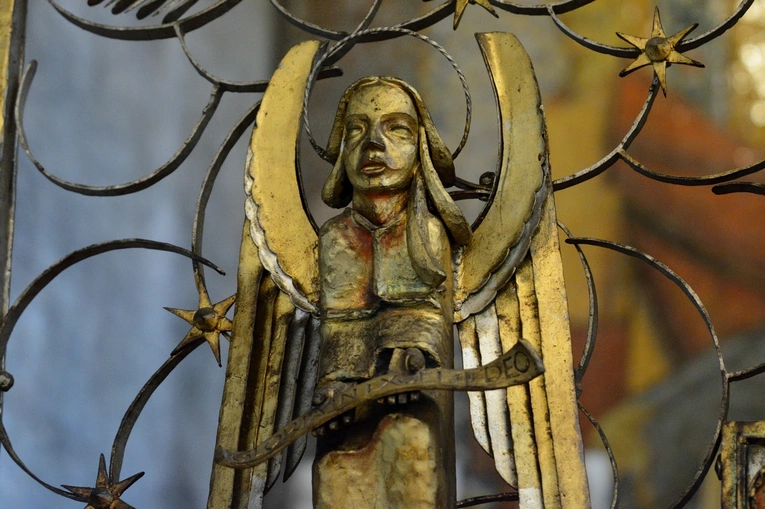 Złota krata w kościele Świętej Rodziny w Branicach