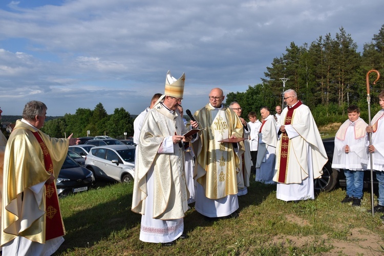 Poświęcenie nowego krzyża przy kościele NSPJ w Niestępowie