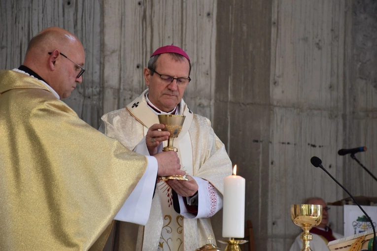 Msza św. w kościele NSPJ w Niestępowie