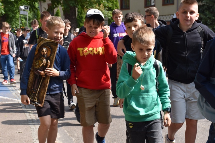 Młodzi wystartowali z katedry oliwskiej, a ich celem było oddalone o 18 km Żukowo. 