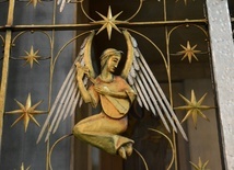 Pełne aniołów złote kraty po dziś dzień są symbolem otwarcia na świat duchowy