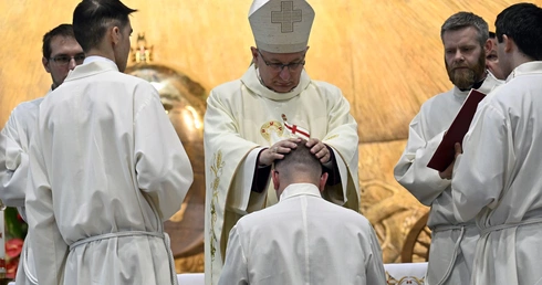 Boży sługa, czyli więcej niż profesjonalista. Święcenia diakonatu w Pile