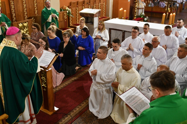 Błogosławieństwo precentorek i ceremoniarzy w zielonogóskiej konkatedrze