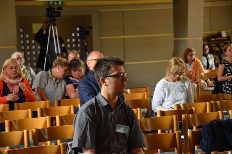 Rozpoczęcie konferencji "Zagrożenia rozwoju osobowości młodego człowieka na początku XXI w."