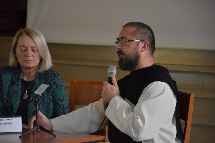 Rozpoczęcie konferencji "Zagrożenia rozwoju osobowości młodego człowieka na początku XXI w."