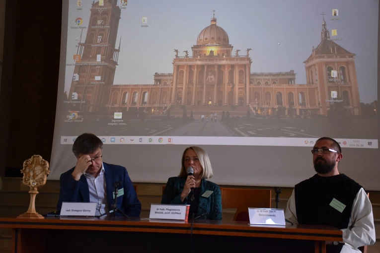 Rozpoczęcie konferencji "Zagrożenia rozwoju osobowości młodego człowieka na początku XXI w."