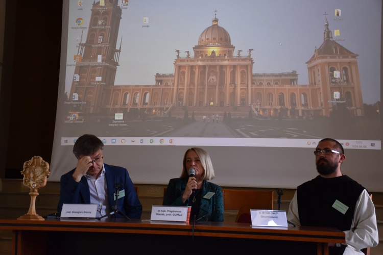 Rozpoczęcie konferencji "Zagrożenia rozwoju osobowości młodego człowieka na początku XXI w."