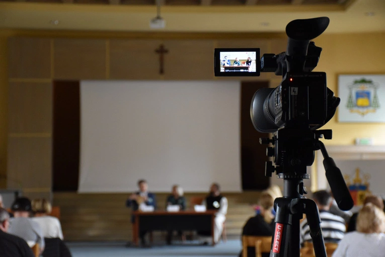Rozpoczęcie konferencji "Zagrożenia rozwoju osobowości młodego człowieka na początku XXI w."