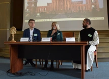 W panelu dyskusyjnym pierwszej części wzięli udział: Grzegorz Górny, Magdalena Błażek oraz o. Jan P. Strumiłowski OCist.