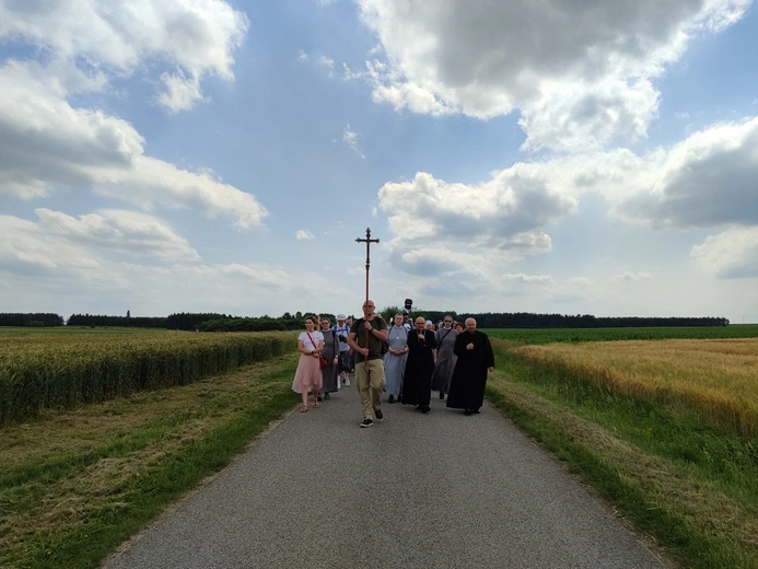 Łukasz, Aldona i s. Magdalena. Życie uratowane na cmentarzu i św. Faustyna