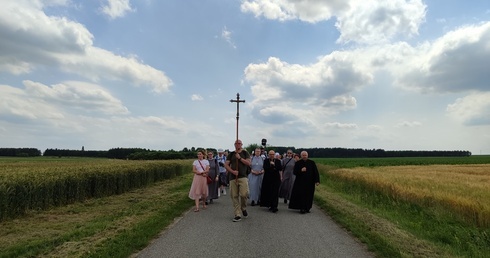 Łukasz, Aldona i s. Magdalena. Życie uratowane na cmentarzu i św. Faustyna