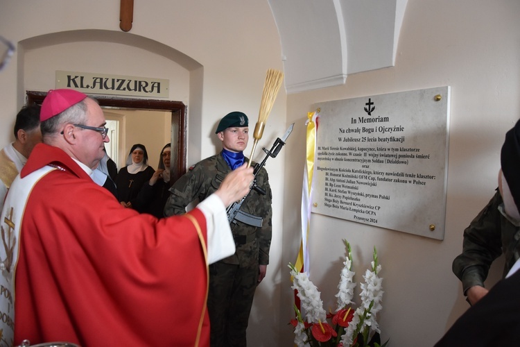 Bp Szymon Stułkowski poświęcił pamiątkową tablicę przy klasztornej furcie.