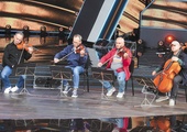 Grupa MoCarta, która wystąpiła podczas opolskiego kabaretonu, to ciekawe zjawisko na kabaretowej scenie, bo oferujące żart muzyczny.