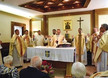 Msza św. z okazji ćwierćwiecza Centrum Pomocowego Caritas  im. św. Jana Pawła II odbyła się w kaplicy.