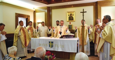 Msza św. z okazji ćwierćwiecza Centrum Pomocowego Caritas  im. św. Jana Pawła II odbyła się w kaplicy.