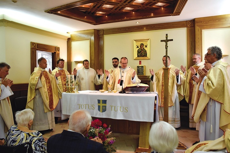 Msza św. z okazji ćwierćwiecza Centrum Pomocowego Caritas  im. św. Jana Pawła II odbyła się w kaplicy.