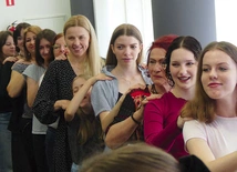 Uczestnicy warsztatów podczas zajęć z Gabrielą Blachą.