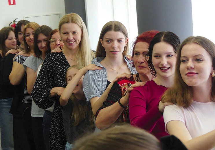 Uczestnicy warsztatów podczas zajęć z Gabrielą Blachą.