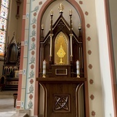 Monstrancja w ołtarzu bocznym w kościele w Strzybnicy. 