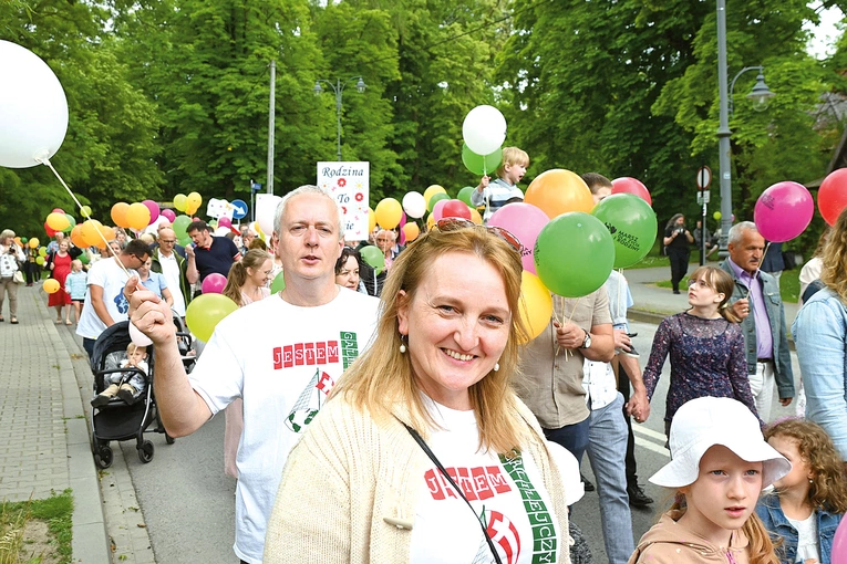 Państwo Kościelniakowie podczas Marszu dla Życia i Rodziny w Rabce-Zdroju.