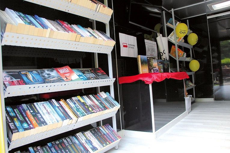 W Book Trucku są i konsola PlayStation, i leżaki plenerowe.