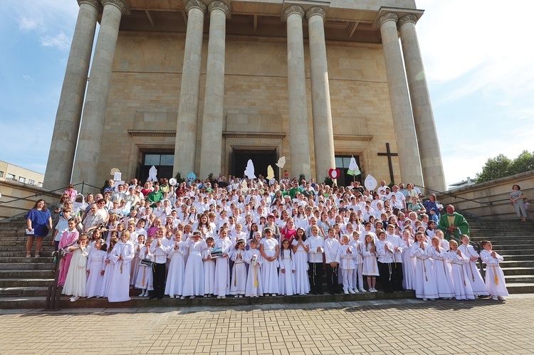 Pamiątkowe zdjęcie uczestników.