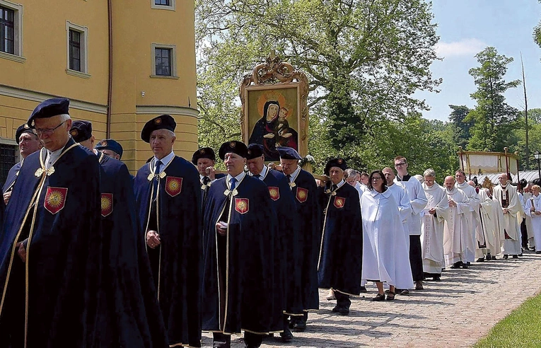 Procesja eucharystyczna wokół pocysterskiego opactwa.