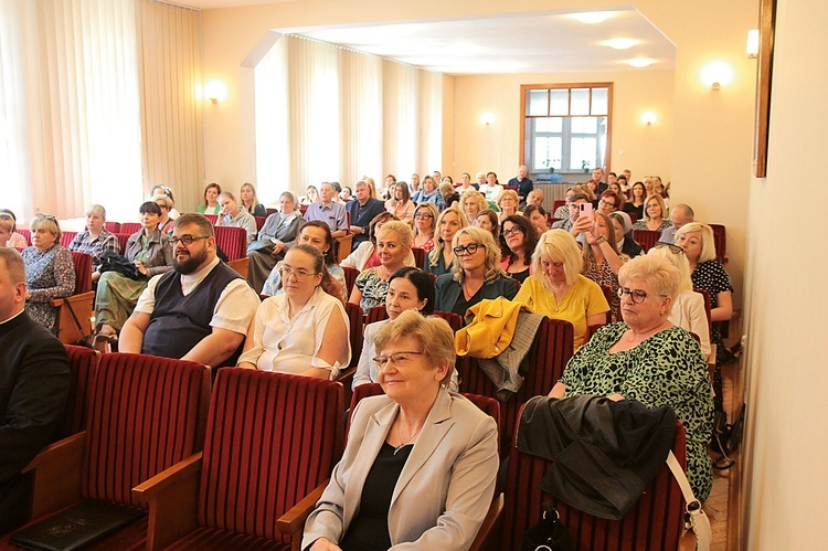 Zaproszenie na prezentację publikacji zgromadziło liczne grono nauczycieli.