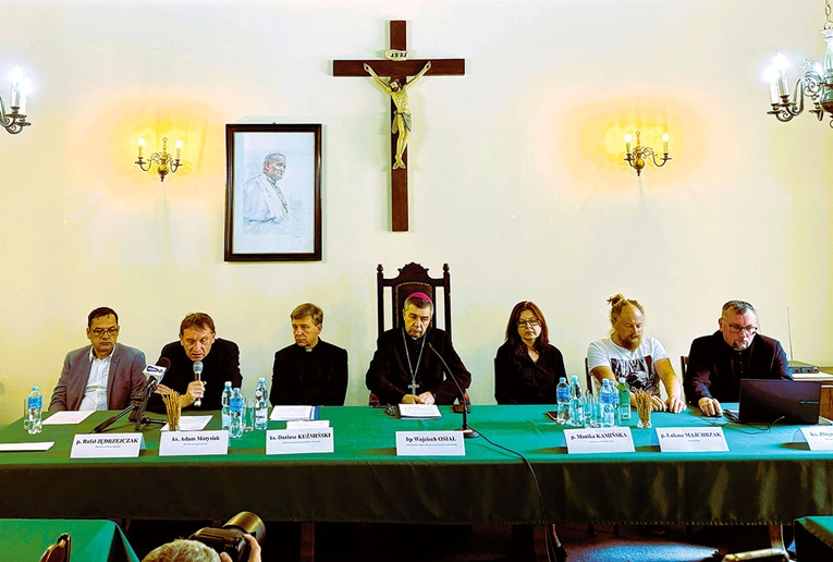 W konferencji uczestniczyli m.in. duchowni i naukowcy.