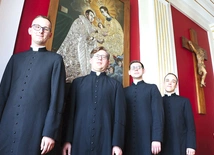 Ks. Michał, ks. Wiktor, ks. Sebastian i ks. Karol  przy obrazie św. Stanisława Kostki w Sali Biskupów WSD.