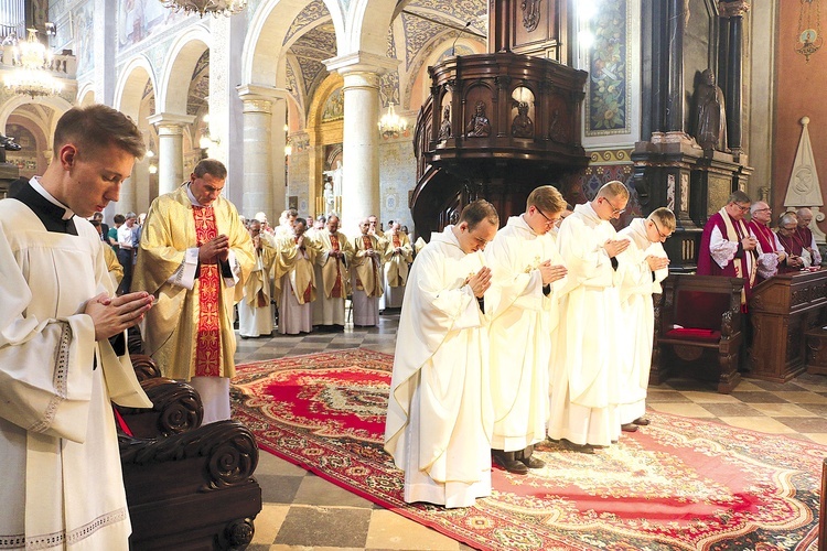 Neoprezbiterzy przyjmują błogosławieństwo: (od lewej) ks. Karol Wernik, ks. Wiktor Rękawiecki, ks. Michał Perek i ks. Sebastian Szymański.