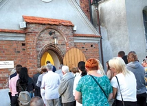 	Wzgórze Loret od tej pory zaprasza w dzień i w noc do trwania przed Najświętszym Sakramentem.
