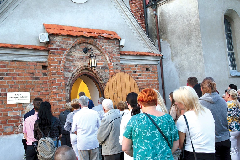 	Wzgórze Loret od tej pory zaprasza w dzień i w noc do trwania przed Najświętszym Sakramentem.