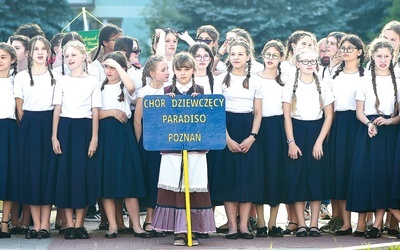 	W imprezie wzięło udział 15 grup, które rywalizowały w kategoriach: chóry jednorodne, mieszane, seniora oraz dziecięce.