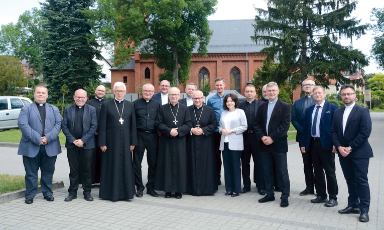 Obradowali biskupi, księża i świeccy.