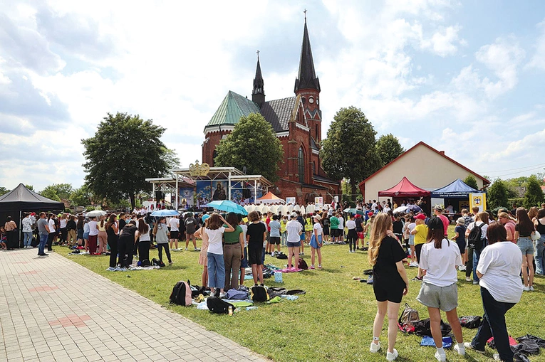 Uczestnicy modlili się i bawili na placu maryjnym.