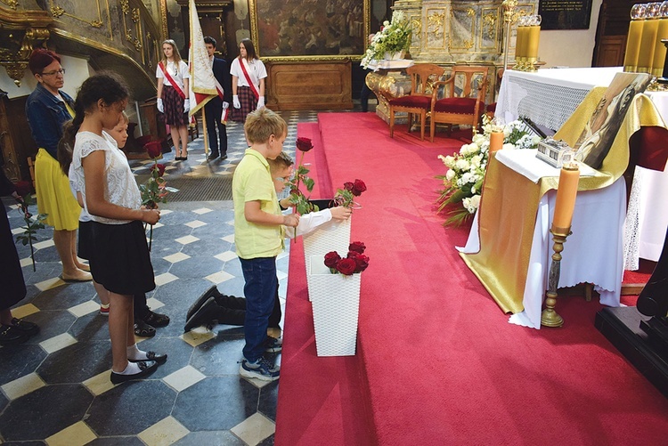 	Po zakończonej liturgii wszyscy obecni oddali hołd świętej, składając przed jej relikwiarzem róże.