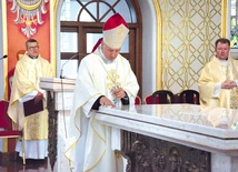 Moment namaszczenia ołtarza olejem krzyżma.