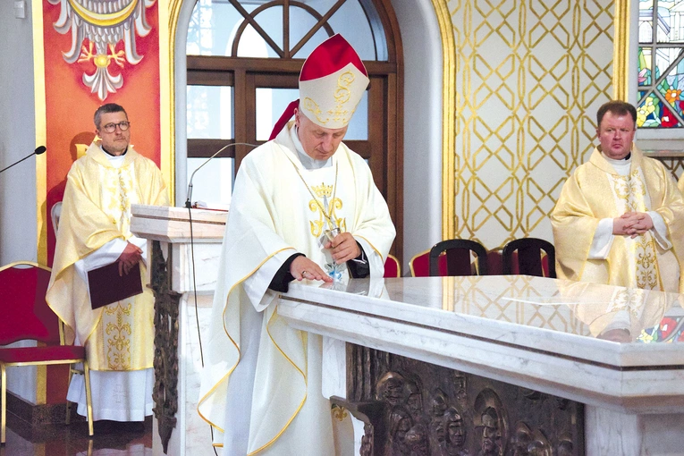 Moment namaszczenia ołtarza olejem krzyżma.