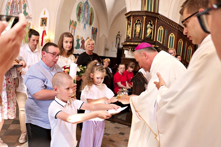 Podopieczni placówek w procesji do ołtarza przynieśli dary.