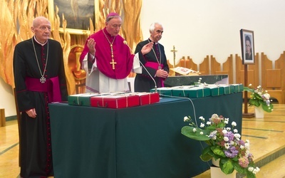 Biskup Andrzej Jeż odmawia modlitwę na zakończenie uroczystości. Z lewej postulator ks. Stanisław Sojka, z prawej ks. Edward Gabryel, delegat biskupa tarnowskiego. 