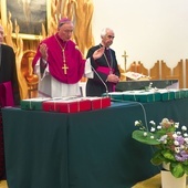 Biskup Andrzej Jeż odmawia modlitwę na zakończenie uroczystości. Z lewej postulator ks. Stanisław Sojka, z prawej ks. Edward Gabryel, delegat biskupa tarnowskiego. 