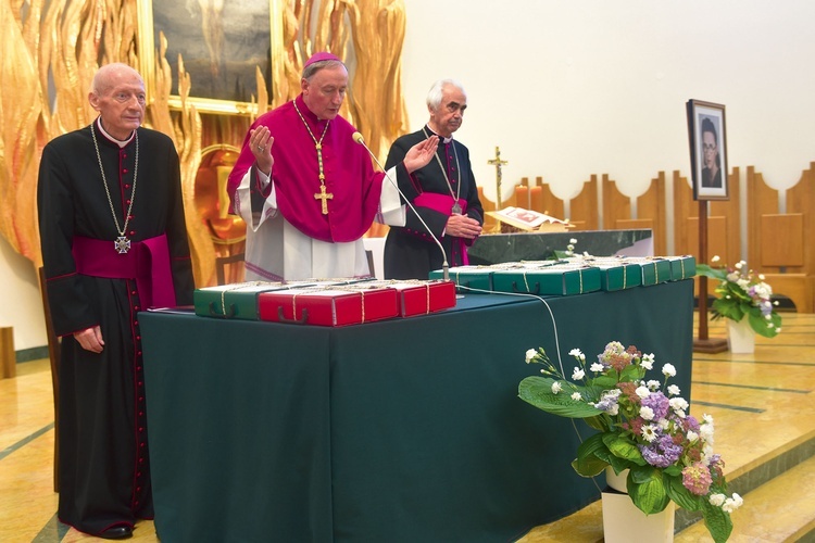 Biskup Andrzej Jeż odmawia modlitwę na zakończenie uroczystości. Z lewej postulator ks. Stanisław Sojka, z prawej ks. Edward Gabryel, delegat biskupa tarnowskiego. 