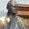 Twórca popiersi przyznaje, że obydwaj mężowie Opatrzności: kard. Wyszyński i Jan Paweł II byli przewodnikami także w jego życiu, i docenia to coraz bardziej z perspektywy lat.