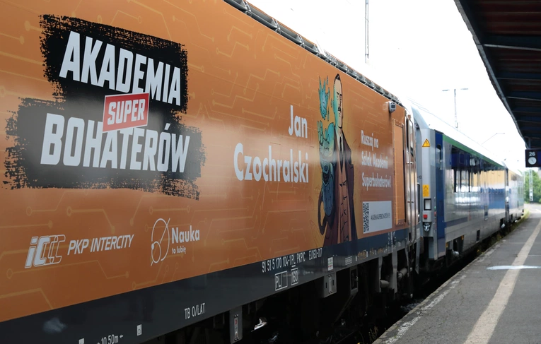 Lokomotywa z Janem Czochralskim wyrusza w Polskę